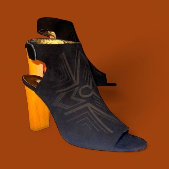 Cynthia Vincent Shoes - LIKE NEW! Cynthia Vincent Suede Booties​